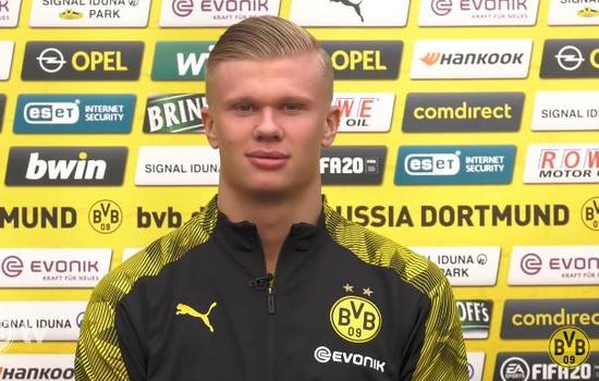 青岛记者：邵佳一大哥式的执教风格很适合当下中国足球的环境（青岛记者：邵佳一兄长式执教风格更契合当下中国足球生态）