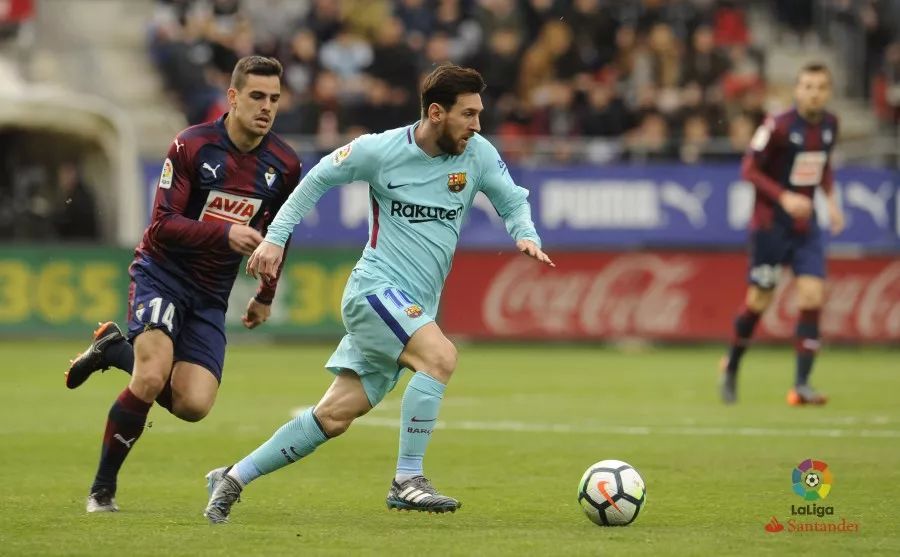 意甲最新动态：米兰锁定18岁新锋，国米仅落榜首一分（意甲焦点：AC米兰敲定18岁新前锋，国米距榜首仅差1分）