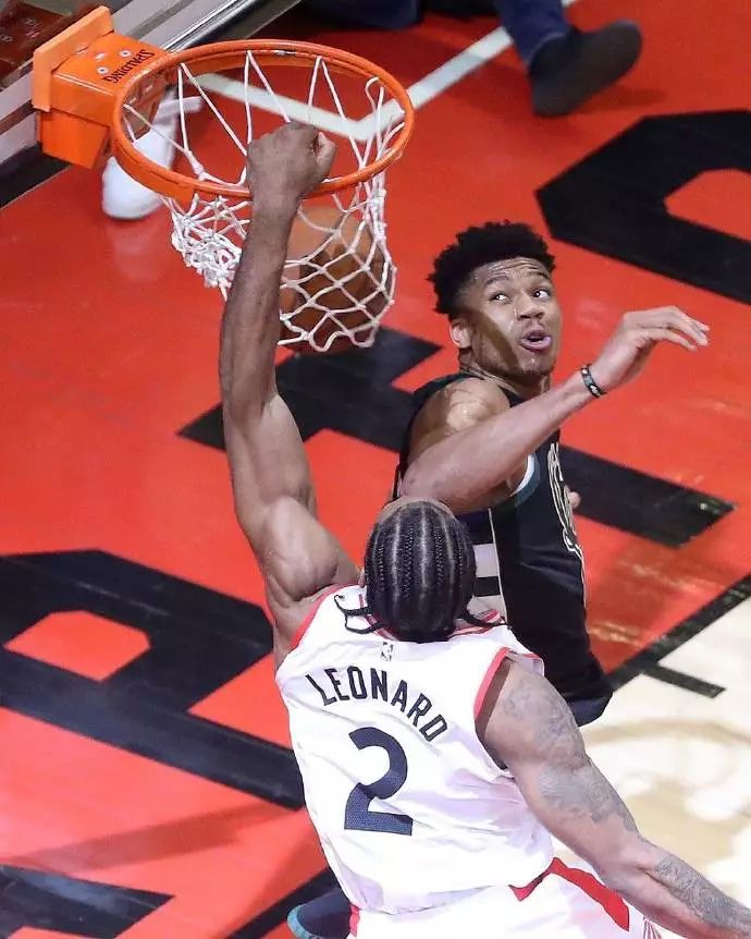 鲁本·阿莫林赛后力挺约罗：从失误中成长，曼联未来可期（鲁本·阿莫林赛后为约罗发声：在失误中成长，曼联前景光明）