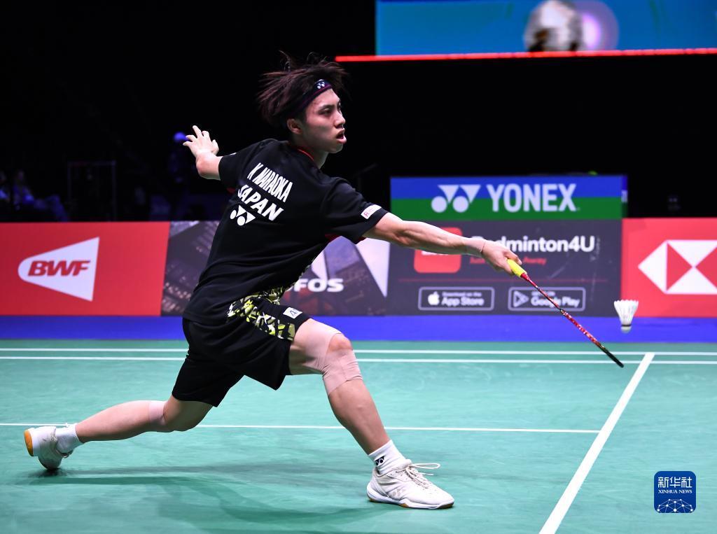 郎才女貌加维晒和女友合影，两人同游巴黎迪士尼乐园.